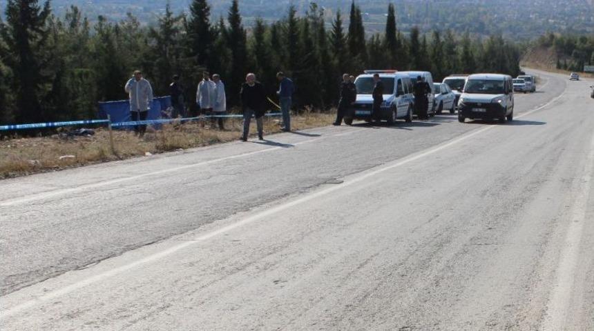 Yol Kenarında &Ouml;l&uuml; Bulundu