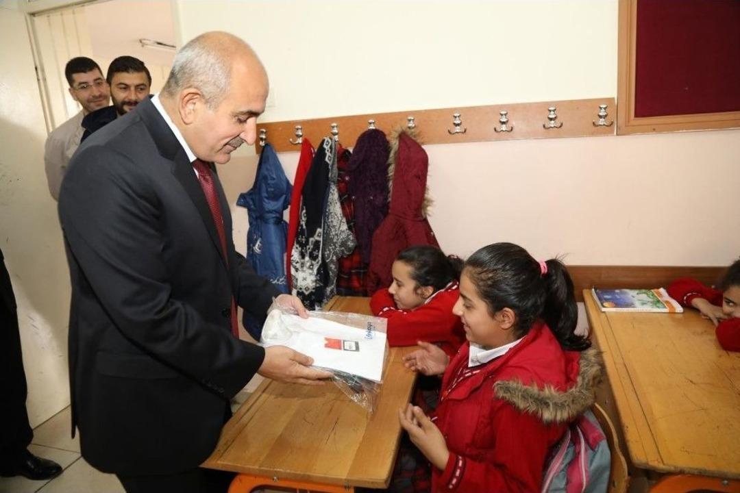 Başkan Kara &Ouml;ğrencilere Okul Kıyafetleri Dağıttı