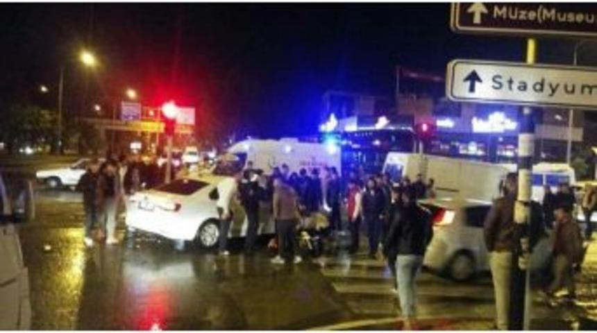 Otomobille Minib&uuml;s &Ccedil;arpıştı: 2 Yaralı