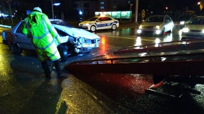 Kırmızı Işık İhlali Kazayı Beraberinde Getirdi