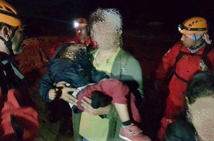 İzmir’de Dağda Kaybolarak Uçurumda Mahsur Kalan Aile Kurtarıldı