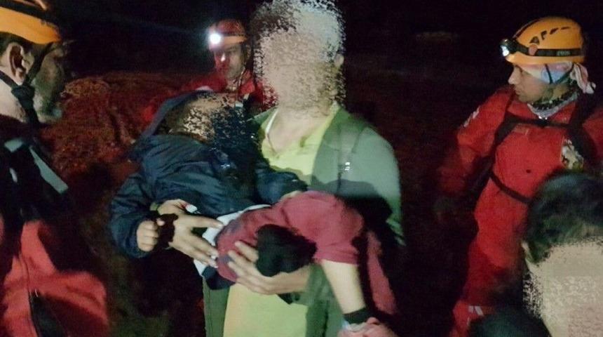 İzmir&rsquo;de Dağda Kaybolarak U&ccedil;urumda Mahsur Kalan Aile Kurtarıldı