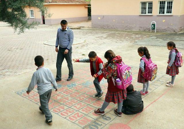 Suriye Sınırındaki Okulda Öğrencilerine Oyun Oynatarak Matematik Öğretiyor