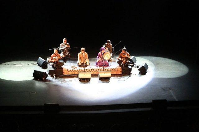 Unesco &Ouml;d&uuml;ll&uuml; Azeri M&uuml;zisyen Ve Kızı Başakşehirlileri Mest Etti 1