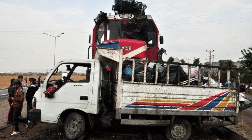 Batman&rsquo;da Yolcu Treni İle Kamyonet &Ccedil;arpıştı: 2 Yaralı