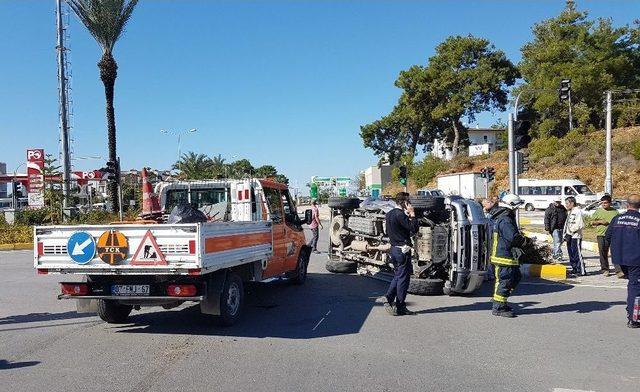 Trafik Lambası Her Yöne Yeşil Yanınca Araçlar Birbirine Girdi