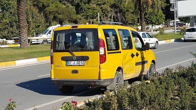 Trafik Lambası Her Yöne Yeşil Yanınca Araçlar Birbirine Girdi