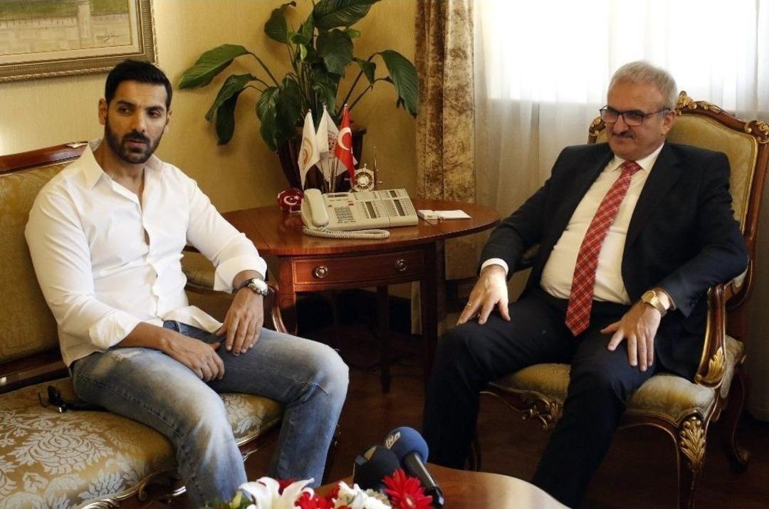 Vali Karaloğlu, Bollywood Yıldızı Abraham&rsquo;ı Makamında Kabul Etti