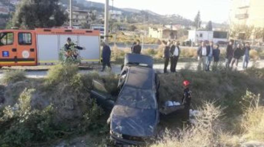 S&ouml;ke&rsquo;de Tırın &Ccedil;arptığı Otomobil Şarampole U&ccedil;tu: 3 Yaralı