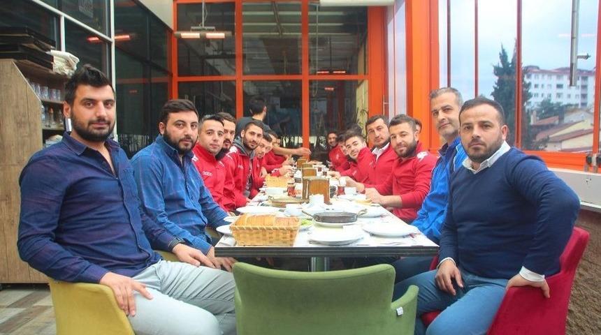 Bilecikspor Ve S&ouml;ğ&uuml;tsporlu Oyuncular Dostluk Yemeğinde Buluştu