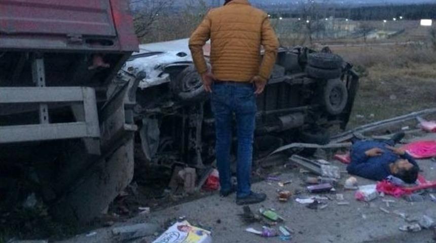 Tır İle Kamyonet &Ccedil;arpıştı: 2 Yaralı
