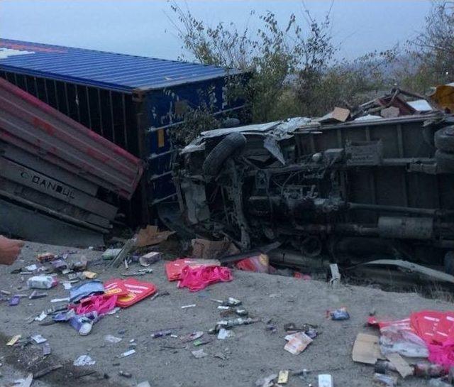 Tır İle Kamyonet &Ccedil;arpıştı: 2 Yaralı 1