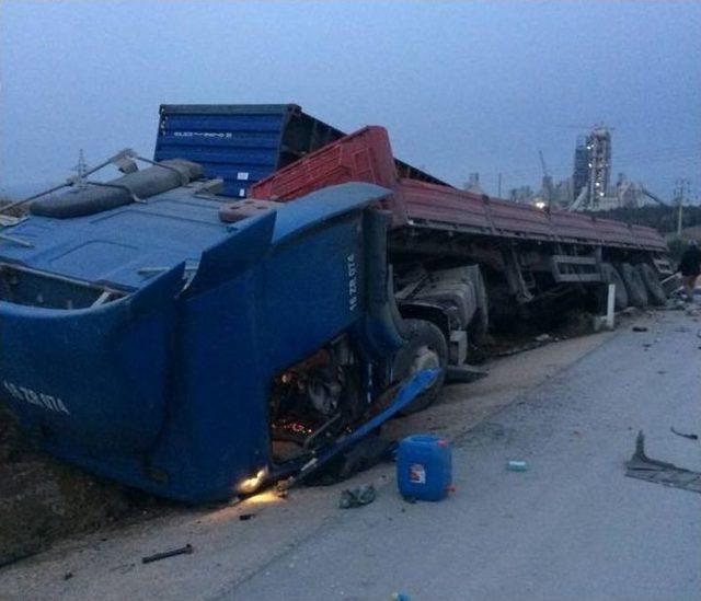 Tır İle Kamyonet &Ccedil;arpıştı: 2 Yaralı 2