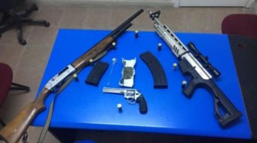 Ş&uuml;pheli Ara&ccedil;ta Silah Ve Esrar Ele Ge&ccedil;irildi