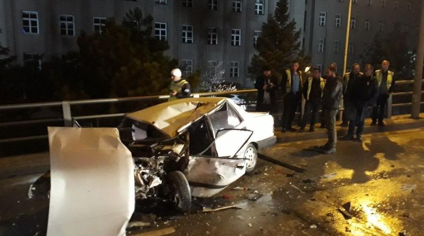 Otomobil, Belediye Temizlik Aracına &Ccedil;arptı: 2 Yaralı