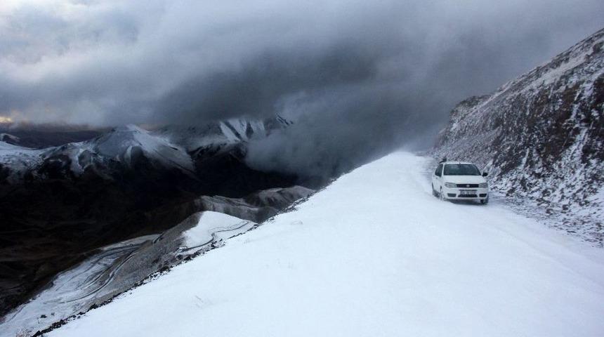 Erzurum&rsquo;da Sıcaklık Eksi 10 Dereceye D&uuml;şt&uuml;. Kar Ve Tipi Ulaşımı Etkiledi