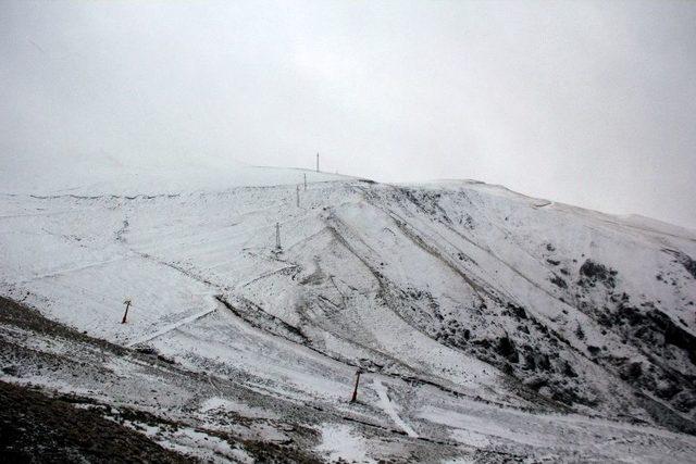 Erzurum&rsquo;da Sıcaklık Eksi 10 Dereceye D&uuml;şt&uuml;. Kar Ve Tipi Ulaşımı Etkiledi 2