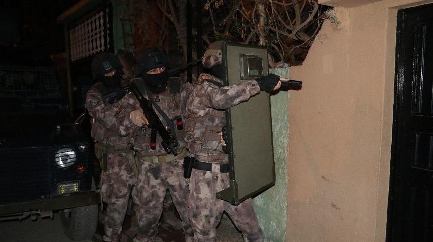 Adana&rsquo;da Aranan Şahıslara Şafak Operasyonu