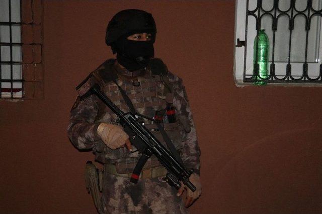 Adana&rsquo;da Aranan Şahıslara Şafak Operasyonu 2