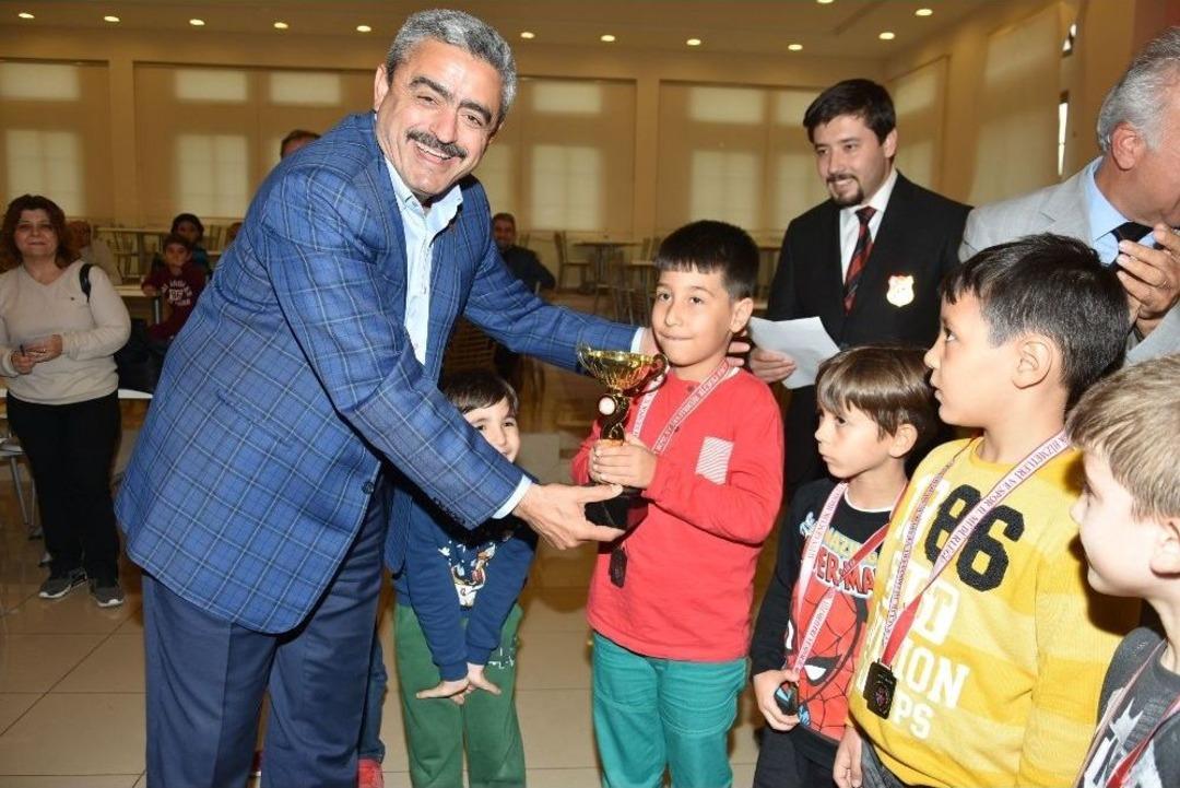 Satran&ccedil; Şampiyonlarının &Ouml;d&uuml;lleri Başkan Alıcık&rsquo;tan