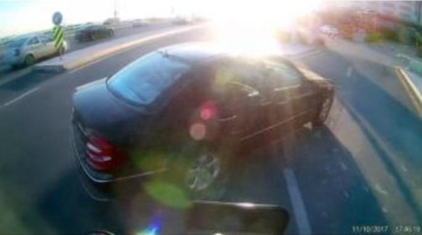 (&ouml;zel) Motosikletin Otomobile &Ccedil;arptığı Anlar Kamerada