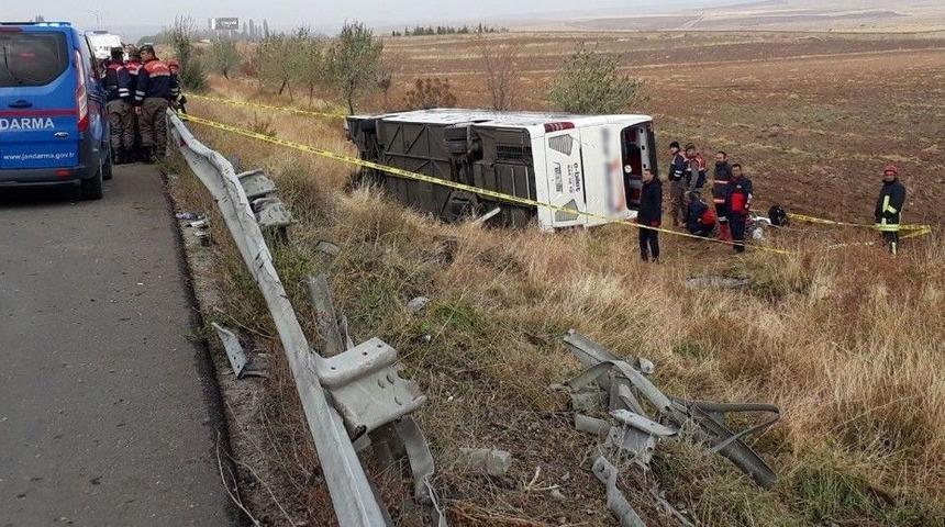 Başkente Yolcu Otob&uuml;s&uuml; Devrildi, Cenazeler Devrilen Otob&uuml;s&uuml;n Altında Kaldı