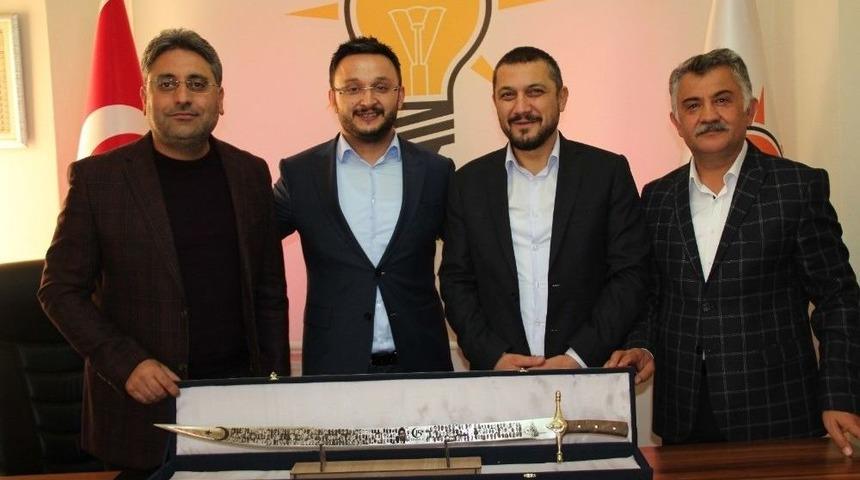 &Ccedil;at Belediye Başkanı Duru, Ak Parti İl Başkanı Yanar&rsquo;a &rsquo;15 Temmuz Adalet Kılıcı&rsquo; Hediye Etti