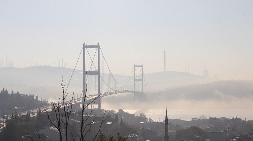 İstanbul Boğazı&rsquo;nda Sis Kartpostallık Manzara Oluşturdu
