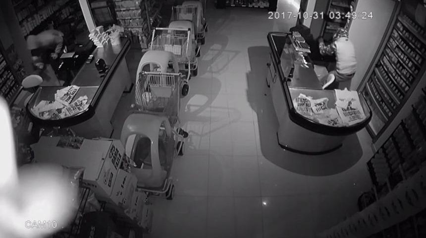 Hırsızlar &Ouml;nce Kameraya, Sonra Polise Yakalandı