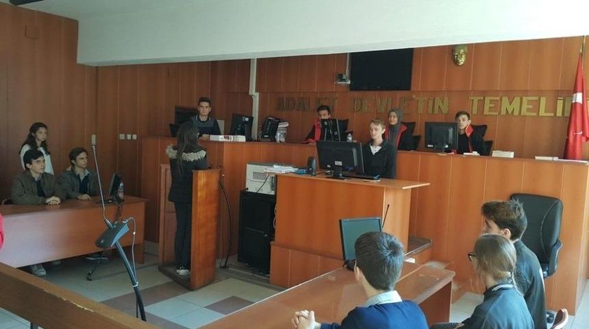 Burhaniye&rsquo;de Hukuk Sevdalıları Adliyeyi Ziyaret Etti