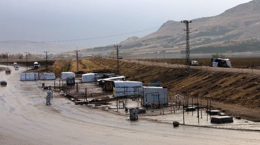 Van&rsquo;da Ka&ccedil;ak Kesim Yapan Barakalar Kaldırıldı