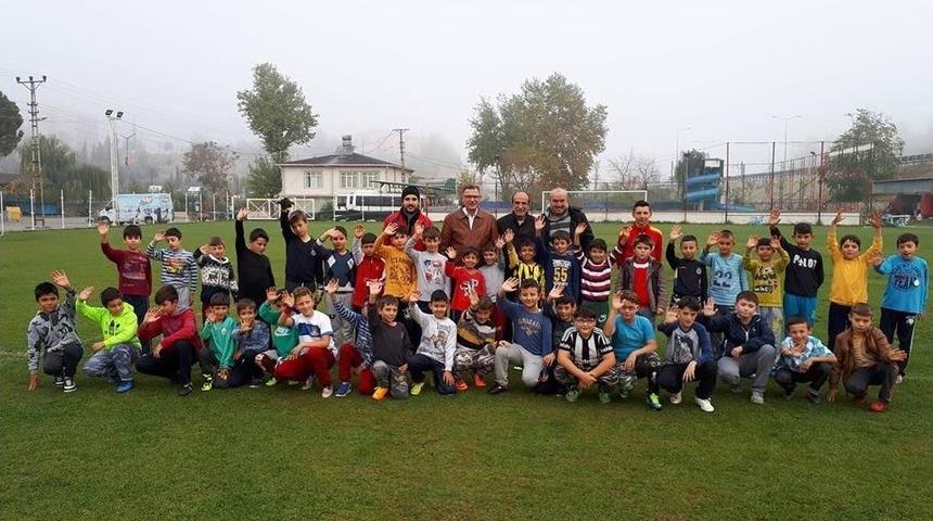 Başkan Duymuş, 7-14 Yaş Arası Futbol Okulunun İdmanını Ziyaret Etti