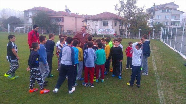 Başkan Duymuş, 7-14 Yaş Arası Futbol Okulunun İdmanını Ziyaret Etti