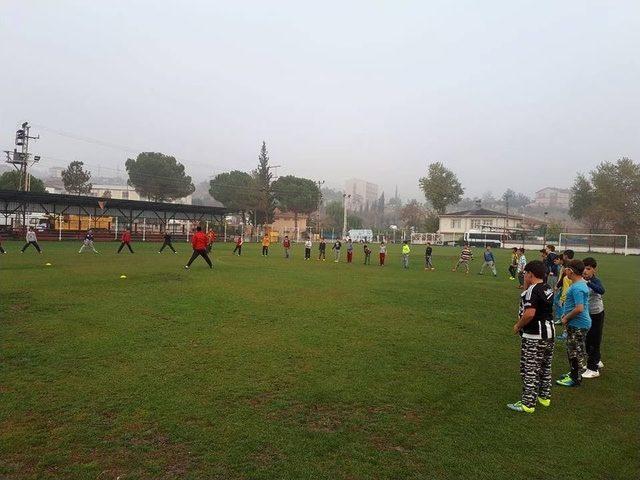 Başkan Duymuş, 7-14 Yaş Arası Futbol Okulunun İdmanını Ziyaret Etti