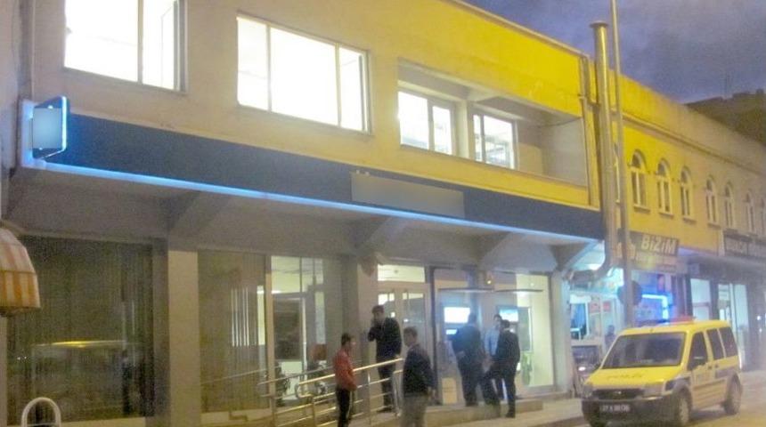 G&uuml;venlik G&ouml;revlisi Bankanın Arşiv Odasında İntihar Etti