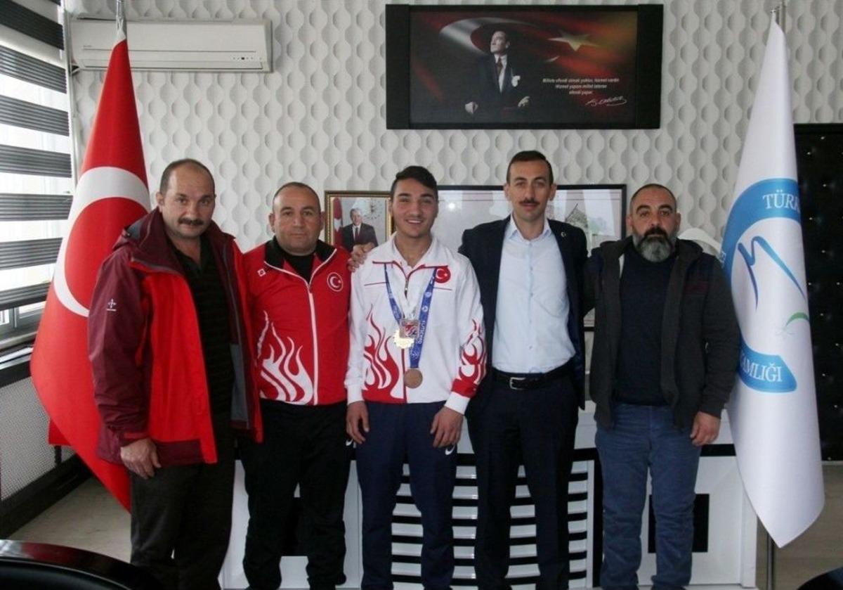 Şampiyon Boks&ouml;rden Başkan Vekili &Ccedil;i&ccedil;ekli&rsquo;ye Teşekk&uuml;r Ziyareti