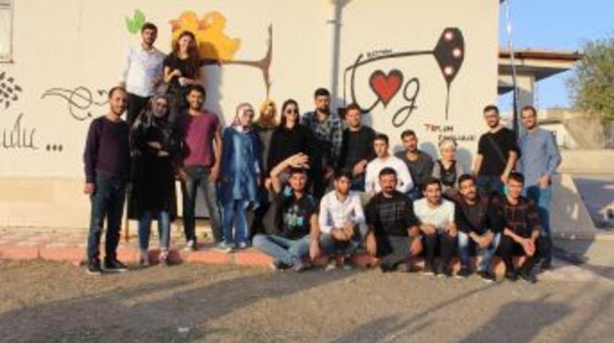 Toplum G&ouml;n&uuml;ll&uuml;s&uuml; Gen&ccedil;ler Okulları Boyamaya Devam Ediyor