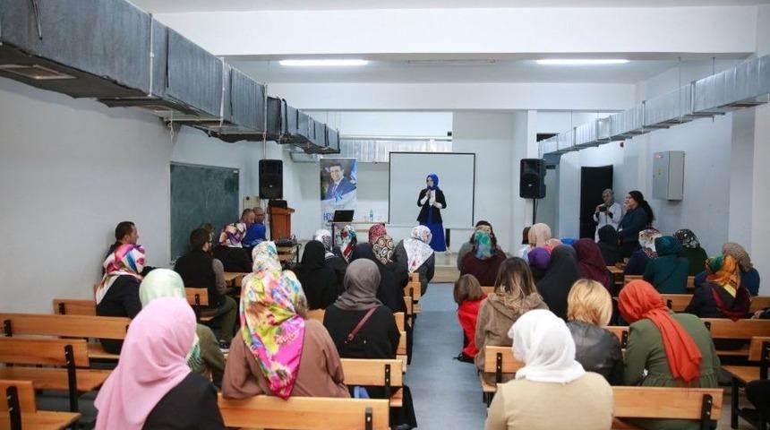 K&uuml;&ccedil;&uuml;k&ccedil;ekmece&rsquo;de &ldquo;teknoloji &Ccedil;ağında Aile İletişimi&rdquo; Konulu S&ouml;yleşi