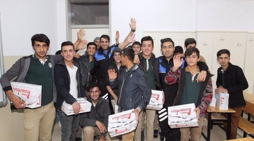 Hakkarili 200 &Ouml;ğrenciye Ayakkabı Yardımı