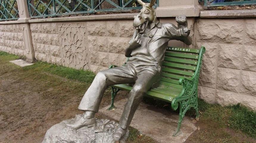 &lsquo;&ccedil;ekirdek &Ccedil;itleyen Eşek&rsquo; Koparılan Kulaklarına Kavuştu