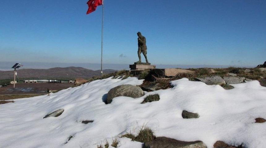 Afyonkarahisar&rsquo;da Yılın İlk Karı Kocatepe&rsquo;ye Yağdı