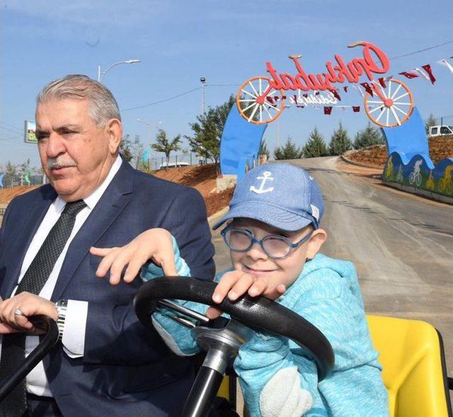 Down Sendromlu Ve İşitme Engelli &Ccedil;ocuklarla Mutluluğa Pedal &Ccedil;evirdiler 3