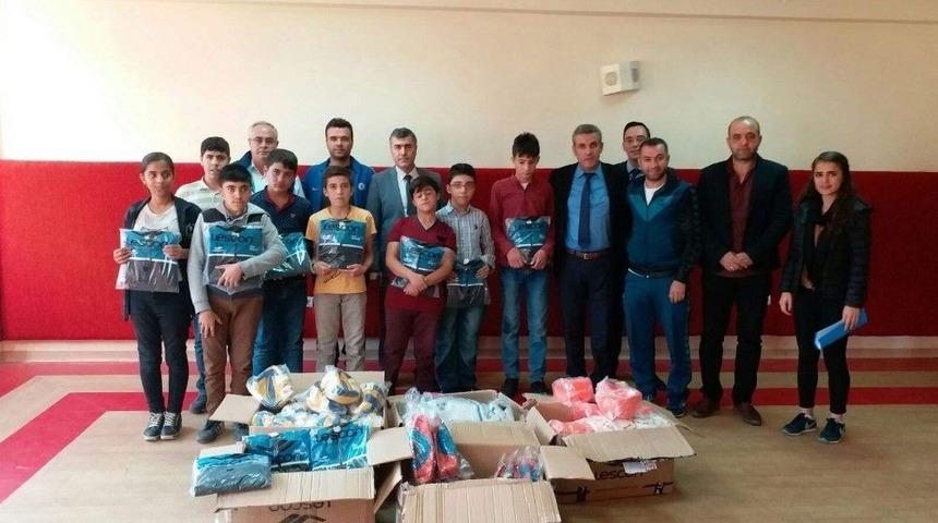 T&uuml;rk Telekom&rsquo;dan &Ouml;ğrencilere Spor Malzemesi