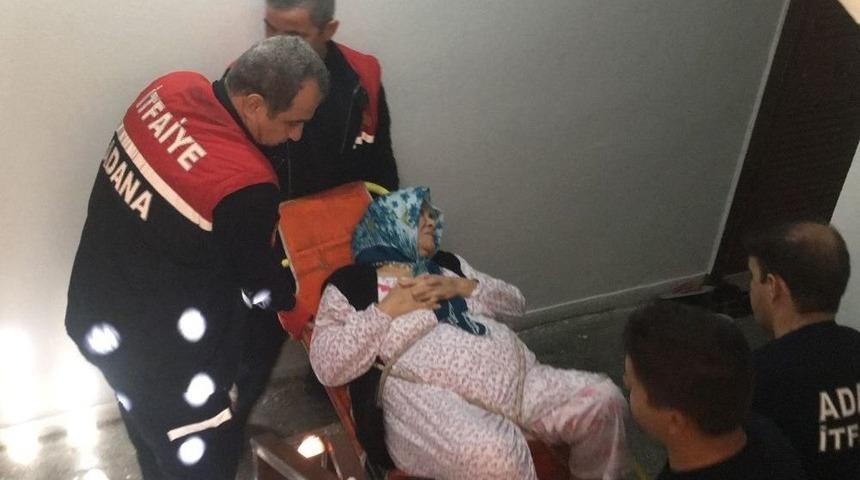 Ameliyat Olan Yaşlı Kadını Evine İtfaiye &Ccedil;ıkarttı