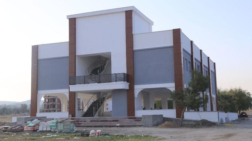 Burhaniye&rsquo;de Cumhuriyet Mahallesinde Pazar Yeri Ve D&uuml;ğ&uuml;n Salonu Tamam