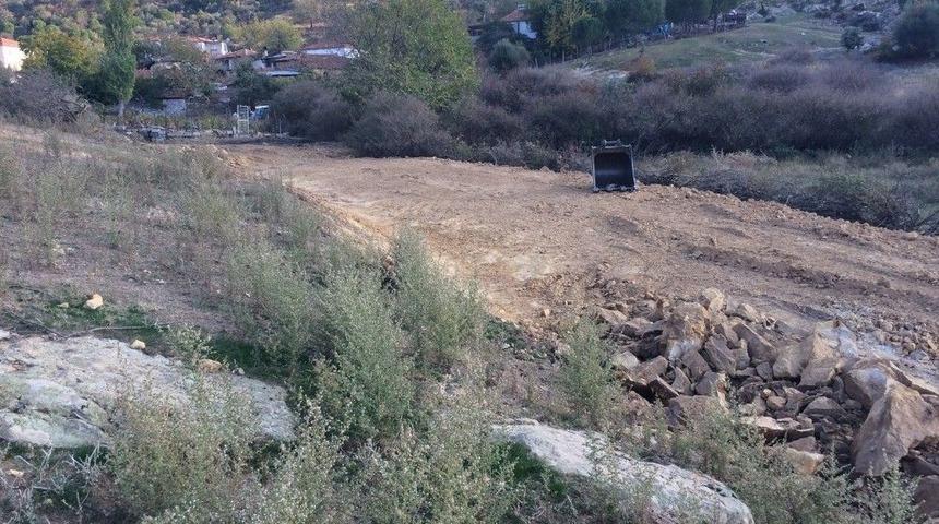 Burhaniye&rsquo;de Belediye Zeytinciler İ&ccedil;in Yol Yapıyor