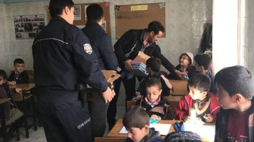 Polisten Öğrencilere Kek Ve Meyve Suyu