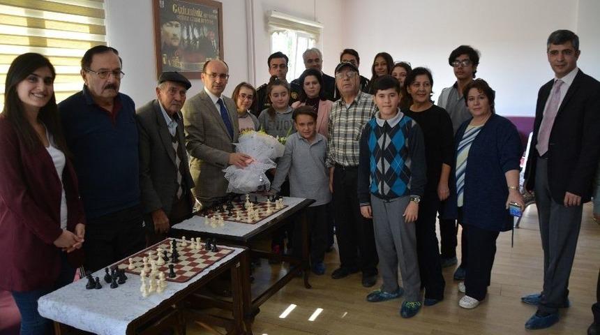 S&ouml;ke&rsquo;de Yaşlılar Satran&ccedil; &Ouml;ğreniyor