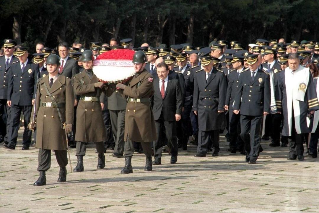 Polisler Ata&rsquo;nın Huzurunda