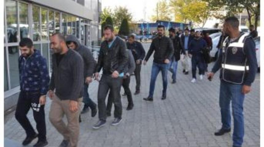 Emniyetten Aranması Bulunan Şahıslara Operasyon: 21 G&ouml;zaltı